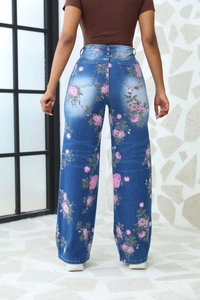Vista posteriore dei jeans in denim a gamba larga a vita alta con stampa floreale rosa