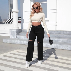 Jean noir tendance à taille haute et jambe large avec détails déchirés aux genoux