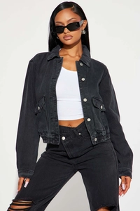 Détail d'une veste en jean noire avec boutons métalliques et taille élastique femme