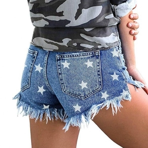 Damen-Jeansshorts in Hellblau mit Sternenmuster und ausgefransten Quastensäumen