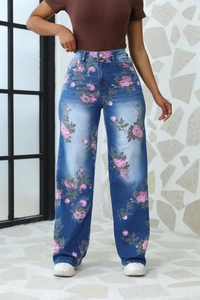 Dettaglio dei jeans a vita alta a gamba dritta con stampa floreale rosa e foglie