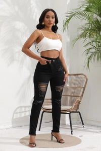 Détail d'un jean noir taille haute déchiré avec genoux usés et ourlets effilochés