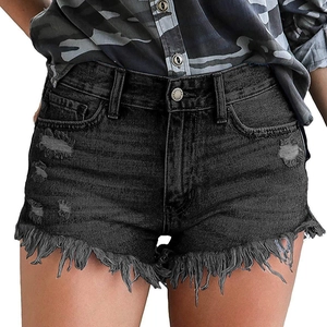 Short en jean noir pour femme avec détails déchirés et ourlet effiloché style bohème