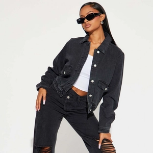 Ensemble veste en jean noir et pantalon déchiré pour femme avec poches style urbain
