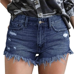 Short en jean bleu foncé pour femme avec ourlet effiloché et détails usés de style décontracté