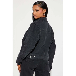Veste en jean noir délavé pour femme avec boutons métalliques et coupe ajustée au dos