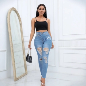 Jean bleu clair taille haute pour femme avec déchirures et taille à bouton croisé