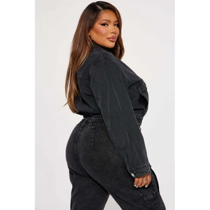 Ensemble streetwear femme avec veste en jean noir délavé et pantalon cargo