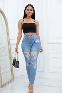 Jean bleu clair taille haute avec boutonnière asymétrique et détails déchirés mode