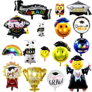 Set di palloncini colorati per laurea con tocchi, trofei e design celebrativi