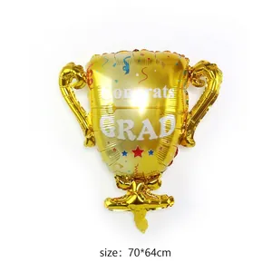 Palloncino in alluminio dorato a forma di trofeo con scritta Congrats GRAD per festa di laurea