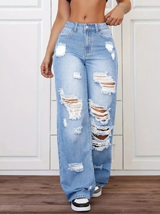 Detail der hellblauen High-Waist-Jeans mit weitem Bein und Distressed-Ripped-Knien