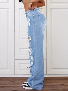 Detaillierte Nahaufnahme hellblauer High-Waist-Jeans mit weitem Bein und Distressed-Details