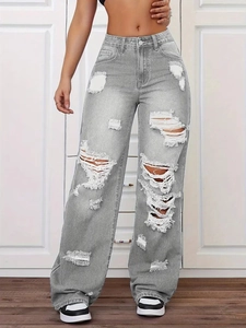 Detailansicht der grauen High-Waist-Jeans mit markanten Rissen und Fransen-Details