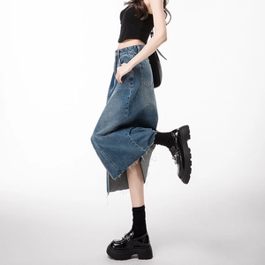 High-waisted raw hem denim midi skirt in dark blue wash with vintage street style