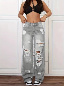 Detail von grauer High-Waist-Jeans mit weitem Bein und unregelmäßigen Riss-Elementen