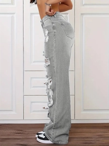 Details der grauen High-Waist-Jeans mit Distressed-Effekten und geradem Beinschnitt