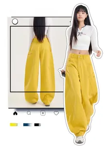 Détail du jean cargo jaune avec coupe rétro incurvée et grandes poches latérales