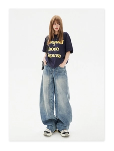 Street style baggy high-waisted wide-leg jeans with raw edges and vintage wash detail