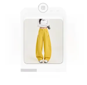 Détail du jean large jaune taille haute avec poches cargo latérales et surpiqûres contrastées
