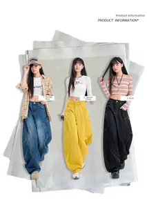 Trois mannequins portant des jeans cargo larges en bleu rétro, jaune et noir