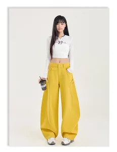 Détail du pantalon large jaune vif au style urbain avec texture en sergé de qualité