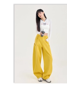 Ensemble streetwear avec crop top blanc imprimé 77 et pantalon cargo jaune à jambes larges