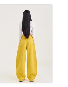 Gros plan sur la broderie de la poche arrière du jean rétro jaune à jambes larges