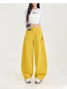 Détail du pantalon cargo jaune vif à taille haute avec poches 3D et coupe ample décontractée