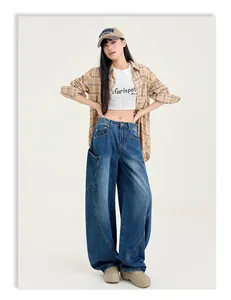 Détail de la poche cargo et du délavage bleu sur ce jean vintage à coupe large