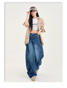 Détail d'un jean bleu foncé à coupe large avec coutures contrastées et style baggy