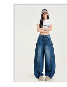 Détail d'un jean large délavé vintage avec poches cargo et texture denim authentique
