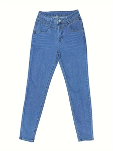 Détail d'un jean skinny taille haute bleu foncé avec bouton en métal et cinq poches classiques