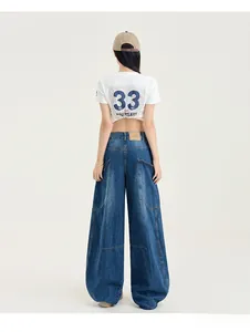 Vue arrière du jean large avec broderie de lettres et coupe ample à taille haute