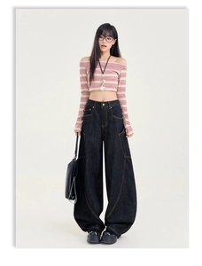 Détail du jean large à taille haute avec surpiqûres blanches et poches cargo larges