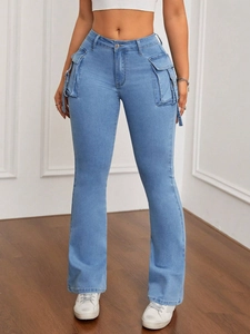 Dettaglio dei jeans a zampa azzurri con tasche cargo a patta e lacci decorativi