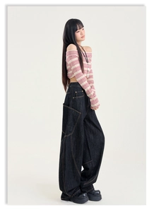 Détail du jean noir à taille haute et jambe large avec grandes poches cargo latérales