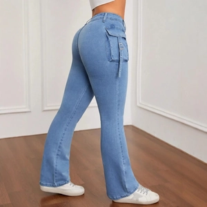 Jeans svasati a vita alta blu chiaro con tasche cargo e fibbie metalliche decor