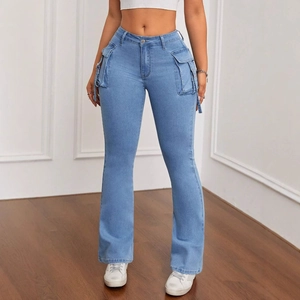 Jeans a zampa a vita alta celeste da donna con tasche cargo a patta e lacci decorativi