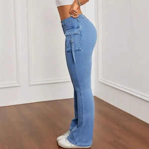 Jeans a zampa d'elefante azzurri a vita alta con tasche cargo e fibbie in metallo