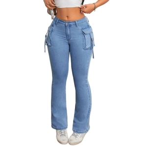 Pantaloni cargo svasati in denim elasticizzato celeste con tasche laterali