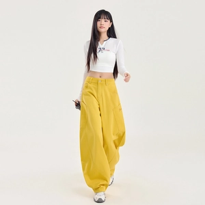 Pantalon cargo jaune évasé rétro avec broderie et haut court blanc à manches longues