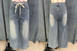 Détails avant et arrière du jean taille haute à jambe large bleu clair avec cordon de serrage