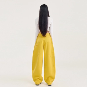 Pantalon large jaune vif style urbain avec broderie orange sur la poche arrière gauche