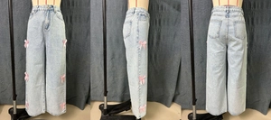 Vues détaillées du jean large bleu clair avec des nœuds décoratifs en satin rose sur les côtés
