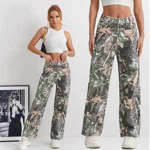 Pantalon camouflage femme taille haute coupe droite avec imprimé forêt réaliste élégant