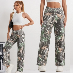 Détail du pantalon camouflage à taille haute, jambe large avec braguette à boutons métalliques