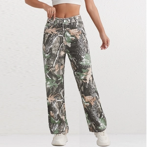 Pantalon de camouflage femme coupe droite avec taille à double boutonnage et motif forêt