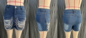 Vues détaillées du short en jean taille haute avec déchirures et chaînes de perles