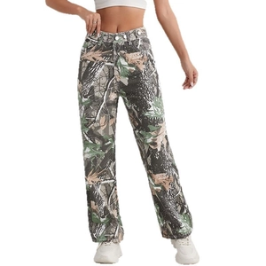 Pantalon femme taille haute coupe droite avec motif de camouflage forestier réaliste